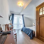 Bursztynowa 3*